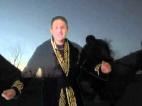 Видео: Немец поет Той Жыры