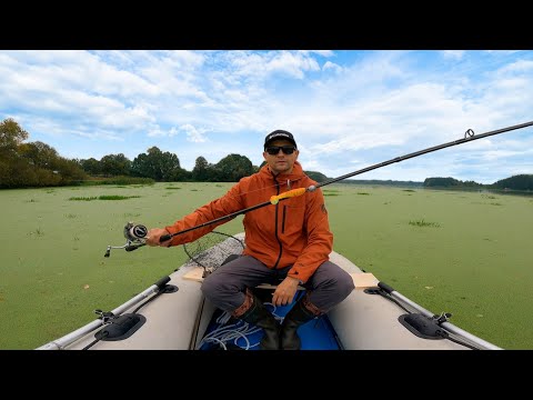 Видео: Рыбалка на ФУТБОЛЬНОМ ПОЛЕ | Осенний джиг с лодки | Осиповичское водохранилище
