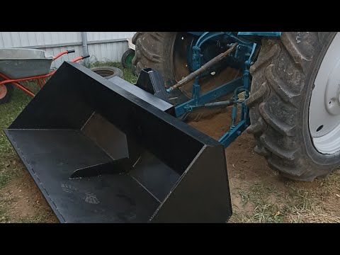 Видео: Установка ковша на заднею навеску Т - 40 АМ, а также установка гидроцилиндра на верхнюю точку.