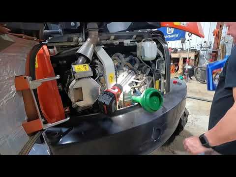 Видео: Полное обслуживание Kubota KX057-4 и как отрегулировать гусеницы