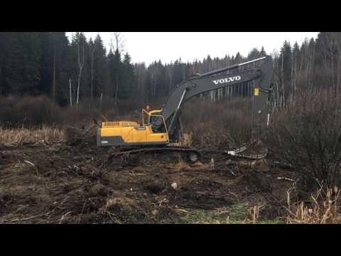 Видео: Гусеничный экскаватор Volvo EC 3000L расчищает территорию в Калуге