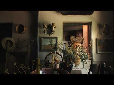 Видео: Внутри Moody Cottage Фионы Де Лис в Лондоне