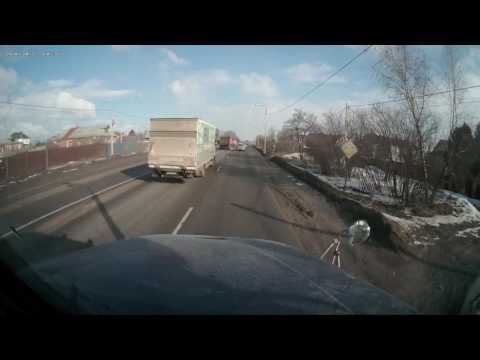 Видео: никогда не лезь справа под фуру.нервы у дальнобойщика не железные.....