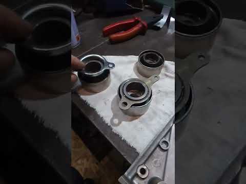 Видео: Замена подшипника помпы на Honda st 1100 pan european