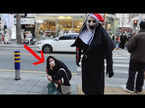 Видео: Сумасшедший момент случился с ней. монахиня розыгрыш