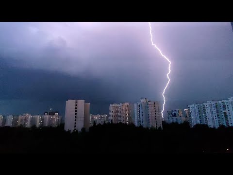 Видео: Мегамощная тропическая #гроза в Москве 5 июня 2024. Огромные опасные молнии. ЧАСТЬ 1