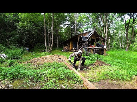Видео: ЖИВЕМ КРУГЛЫЙ ГОД В ТАЙГЕ. ЛЕТНИЕ ХЛОПОТЫ НА ПАСЕКЕ.