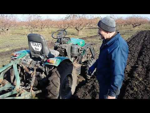 Видео: минитрактор мерседес и вспашка 5 ти корпусным плугом