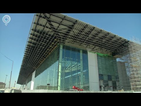 Видео: Стеклянный фасад и новейшая багажная система. Когда новый терминал в "Толмачёво" примет пассажиров?