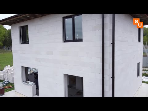 Видео: Вставляем окна ПВХ в доме из газобетона Сумароково SU