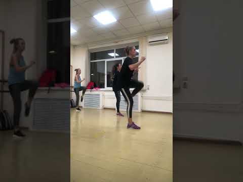 Видео: Силовая тренировка с фитнес резинкой и гантелями!