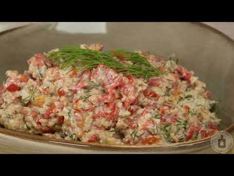 Видео: Подхранваща, вкусна. САЛАТА-ПРЕДЯСТИЕ ОТ ПЕЧЕНИ ЧУШКИ С ЯДКИ, ЧЕСЪН, КОПЪР И КИСЕЛО МЛЯКО