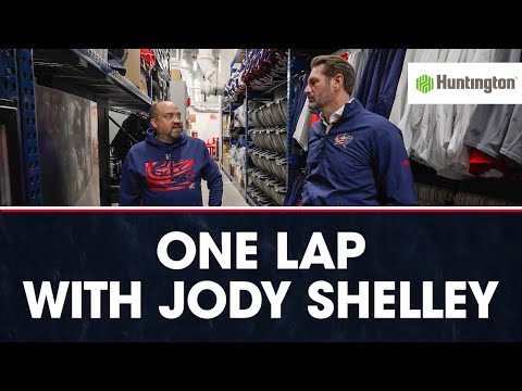 Видео: В экипировочной комнате «Блю Джекетс» с главным менеджером по экипировке Джейми Хили | Один круг