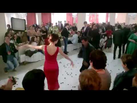 Видео: Абхазский танец ! Абхазская свадьба ! Девушка красиво танцует  Эсма Акиртава. Ансамбль Кавказ