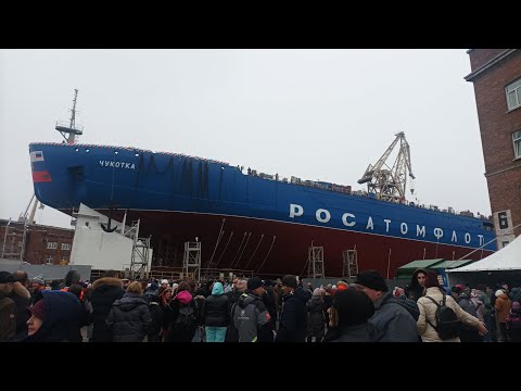 Видео: Бежим смотреть спуск на воду атомного ледокола «Чукотка» в Петербурге