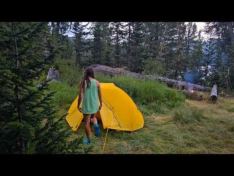 Видео: НАШЛА УЮТНУЮ стоянку в ДИКОЙ ТАЙГЕ. КУПАЮСЬ в ОЗЁРАХ. ЕРГАКИ. Часть 2.