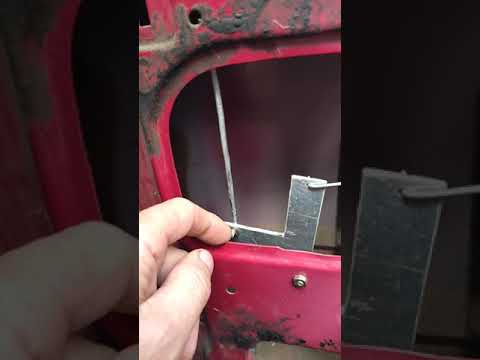 Видео: Славута- ремонт блокиратора замка задних дверей.