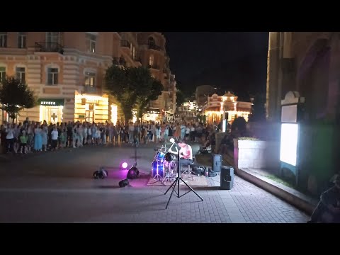 Видео: Вечерний и ночной Кисловодск. Пешая прогулка по центральным улицам. 22 июля 2023 г. 4K 30fps.