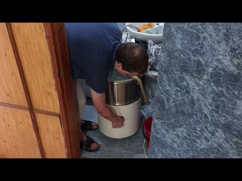 Видео: Стирка с помощью стиральной машины Рига-8. 1972 года выпуска. Завершение стирки и полоскания.