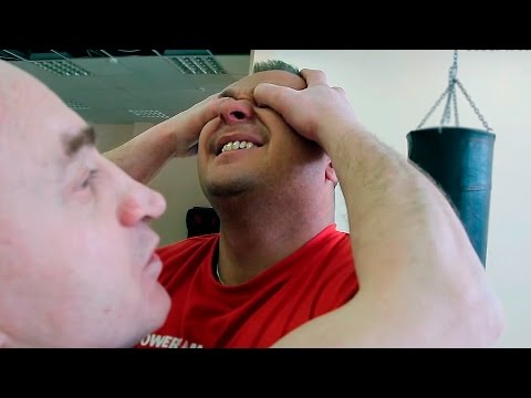 Видео: Как уйти от захватов в драке: советы инструктора спецназа #6