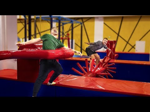 Видео: НЕВОЗМОЖНАЯ Полоса ПРЕПЯТСТВИЙ в Батутном Парке!