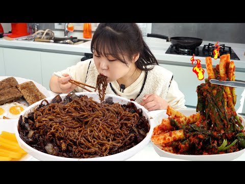 Видео: Набор блюд из лапши из черной фасоли и 🔥Очень острого зеленого лука Кимчи | АСМР МУКБАНГ