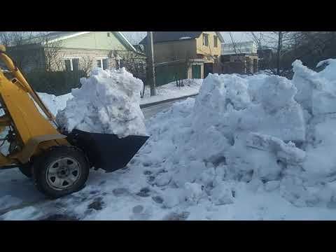 Видео: Самодельный мини фронтальный погрузчик. 7 ковшей и кучи нет.