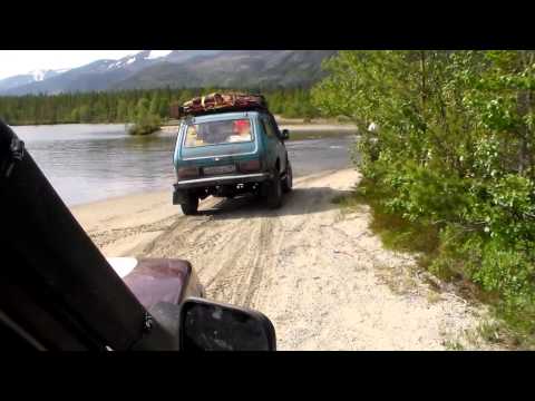 Видео: Хибины, проезд через броды озера Гольцовое на нивах