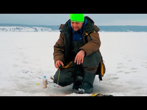 Видео: Трудный лёд Сылвы. Поиск рыбы в непогоду