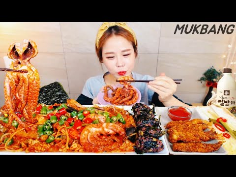 Видео: Субтитры) Steamed spicy seafood Rice ball Makgeolli Korean traditional liquor MUKBANG ASMR eating
