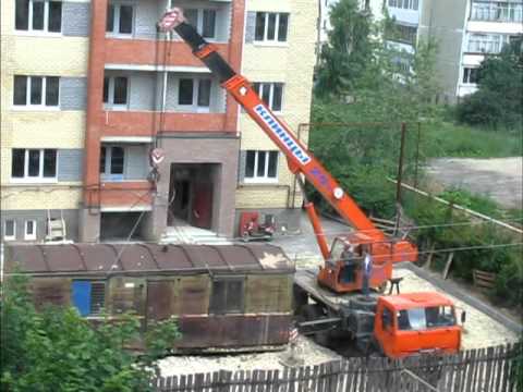 Видео: Камаз грузит строительную будку