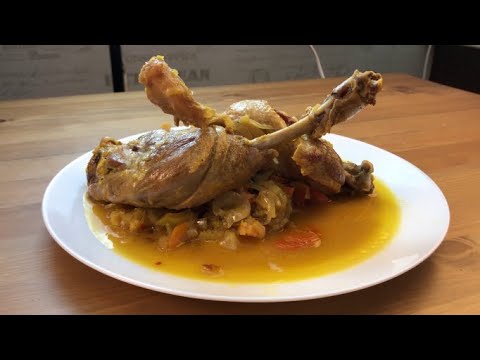 Видео: Утиные окорочка томленые в белом вине с апельсинами и изюмом.