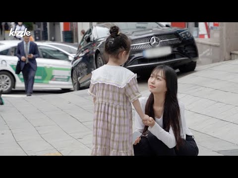 Видео: Что делать, если ребенок, который не может перейти улицу, просит обнять?