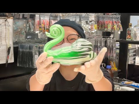 Видео: Произведения искусства из огромных кусков карамели! Как думаете, что они создают?