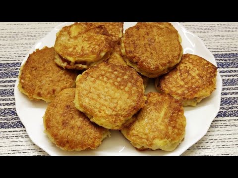 Видео: Вафельні кружечки з ковбасою і помідорою , обсмажені у кльярі.Швидко і смачно.