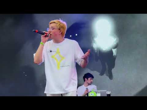 Видео: mzlff — Кто-то должен опылять цветок (29.07.23, @Двор Гостинки, Санкт-Петербург)