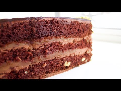 Видео: ШОКОЛАДНЫЙ БИСКВИТНЫЙ ТОРТ С КАРАМЕЛЬЮ И ОРЕХАМИ