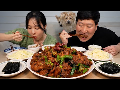 Видео: Пряный тушеный цыпленок, приготовленный подругой - кулинарное шоу Мукбанг