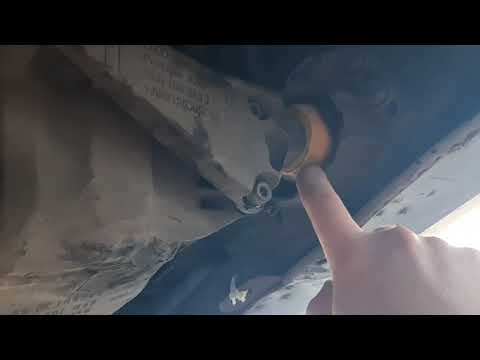 Видео: ауди а4 б6 замена подушки коробки, замена упора (передней подушки) двигателя.