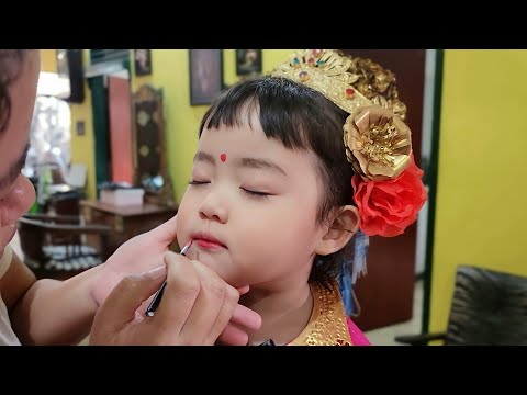 Видео: [SUB] РУДА стала индонезийской принцессой! (Ознакомление с традиционной индонезийской одеждой 🇮🇩)