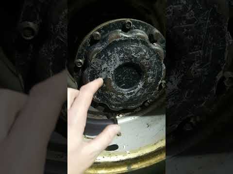 Видео: Ман ТГС 40.400 TGS 40.400 проверить уровень, долить масло в бортовую, пробка заливная бортовой Ман.