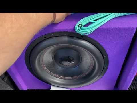 Видео: Активный сабвуфер от DL Audio piranha 15a v.2 purple  в авто VW Jetta 6 