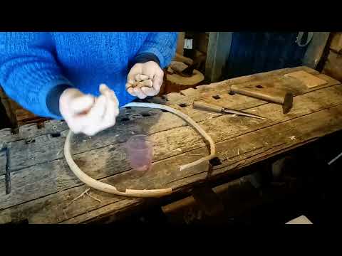 Видео: Живые ремесла Поветлужья. Изготовление кадки. Наколачиваем обручи. Часть1