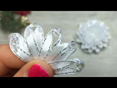 Видео: Пышные бантики канзаши из атласных лент и бусин Мастер класс