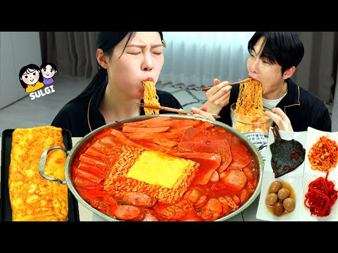 Видео: Горячее рамен с колбасой, очень вкусное в холодную зиму😁. будаэ чжигаэ асмр мукбанг.