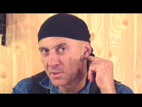 Видео: Почему нормальный мужик НЕ ДОЛЖЕН носить серьгу. Стереотипы мышления