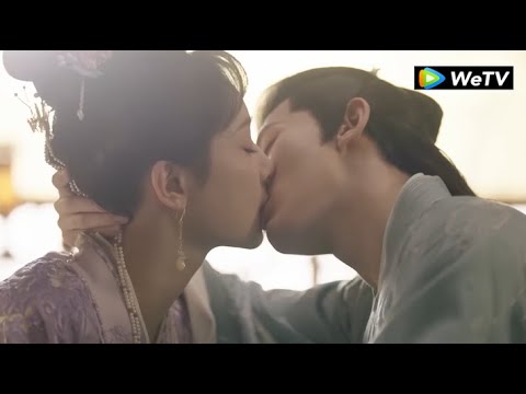 Видео: Сяояо нежно поцеловала раненую ногу Ту Шаньцзин и не смогла удержаться от страстного поцелуя.