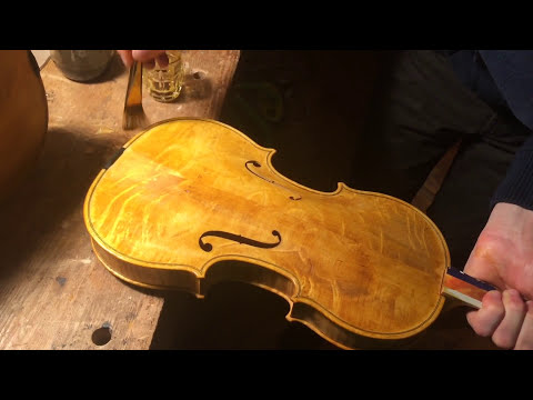 Видео: Секреты создания скрипки. Даю цвет скрипке перед лаком.