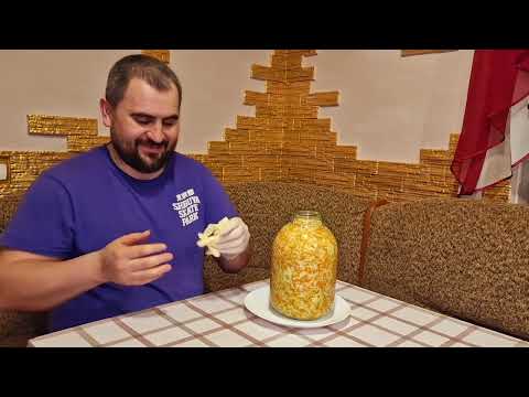 Видео: самая вкусная квашеная капуста в банке как из бочки! только соль и специи!