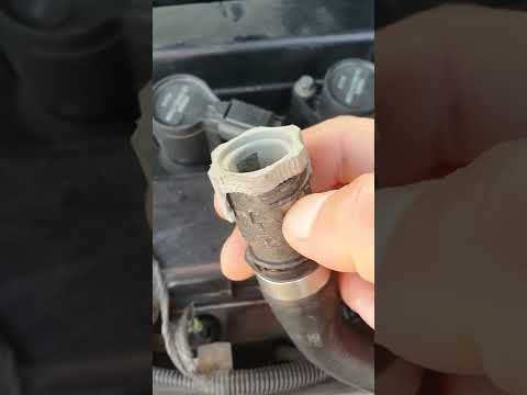 Видео: Устранение течи подходящих шлангов печки -Ford Focus универсал 2.0